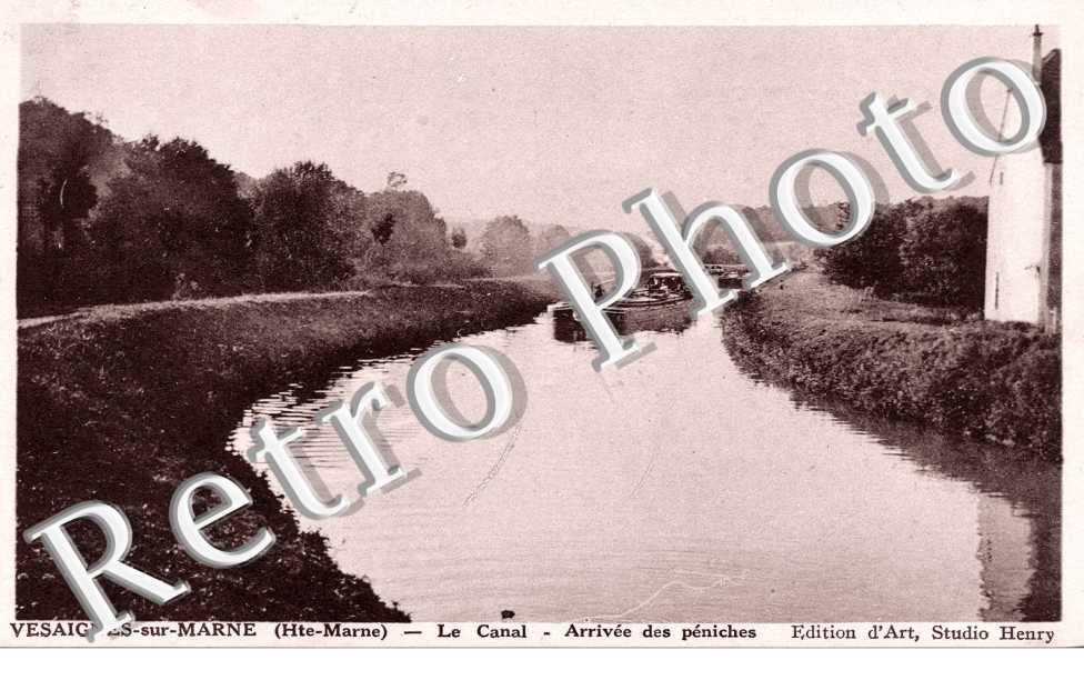 Le canal - arrivee des peniches