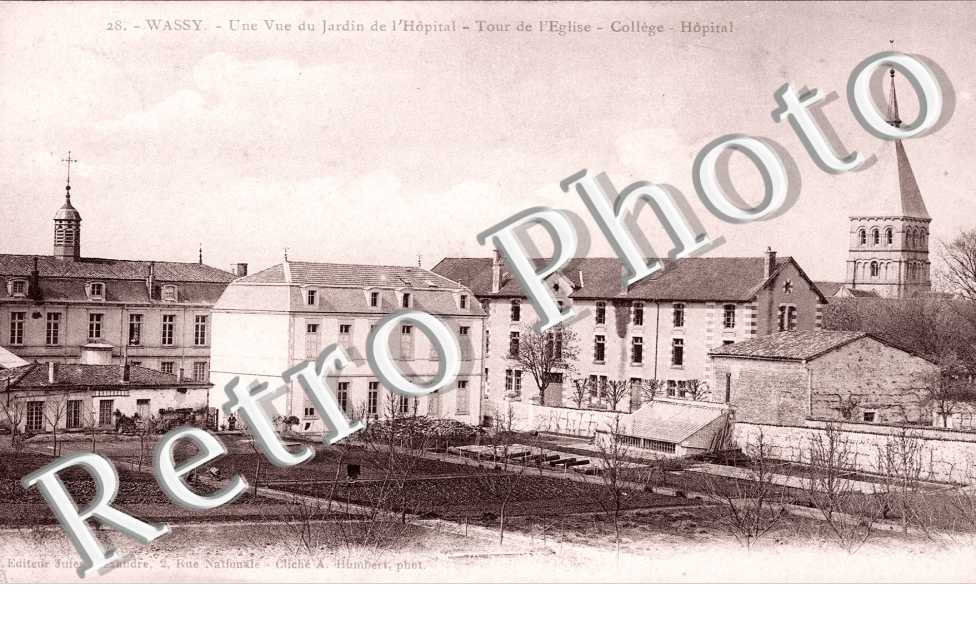 Une vue du jardin de l'hopital - tour de l'eglise - college hopital