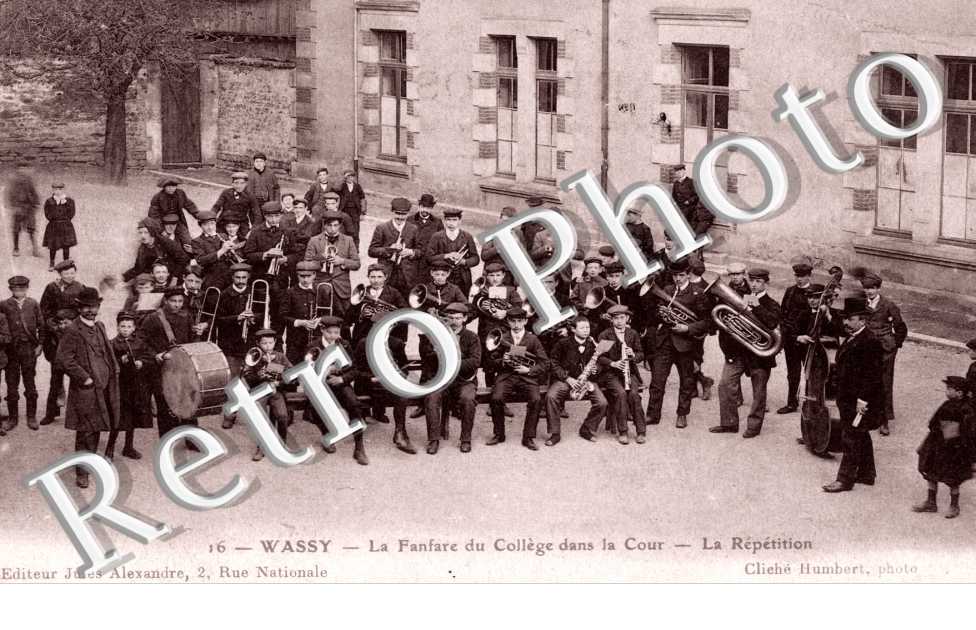 la fanfare du college dans la cour - la repetition