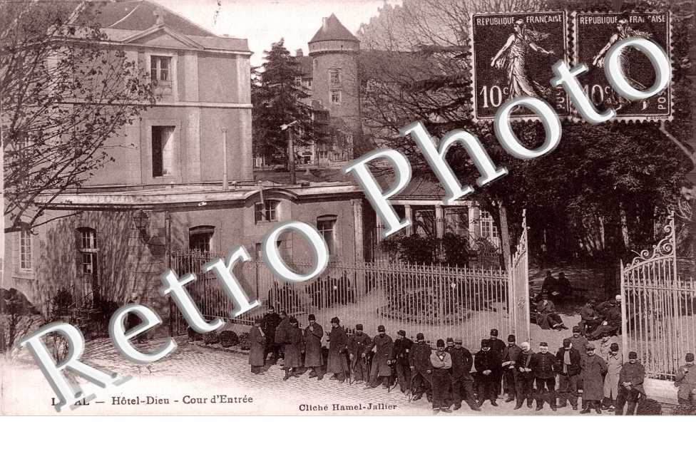 Hotel Dieu - Cour d&#039;entree