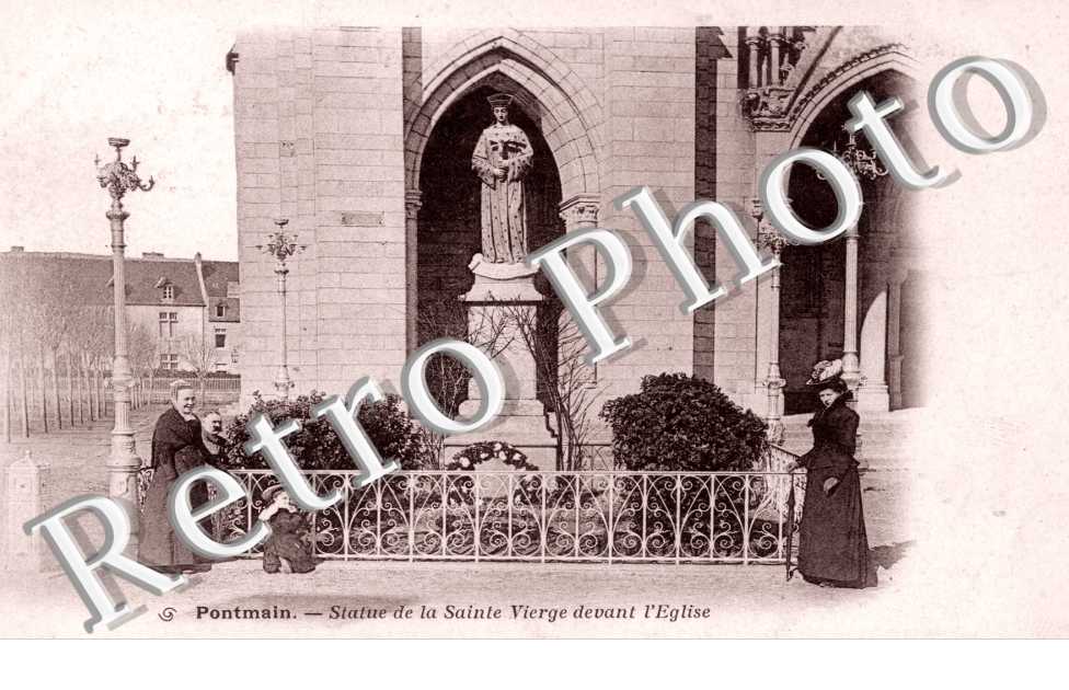 Statue de la Sainte vierge devant l&#039;eglise
