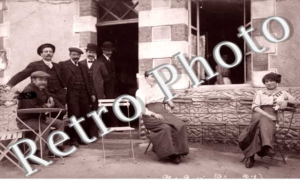 (des gens posant devant leur maison)