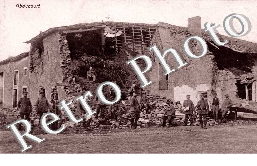 ( des soldats sur les ruines )