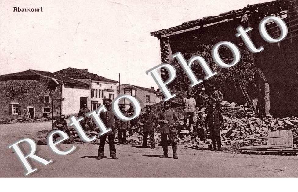 ( des soldats posant devant les ruines )