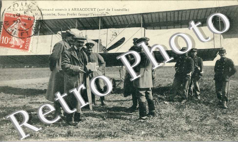 un Biplan militaire allemand . M. lacoumbe, sous prefet, faisant l'enquete