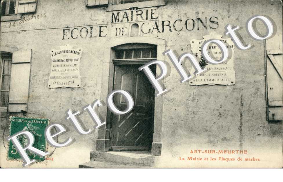 La mairie et les plaques de Marbre