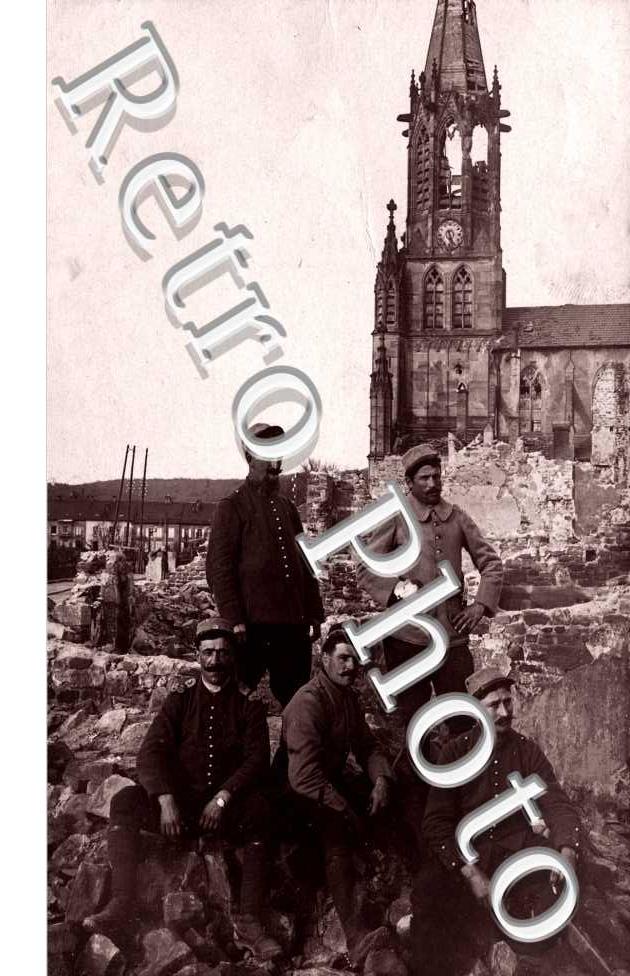  l'église en 1915 - Un groupe d'hommes
