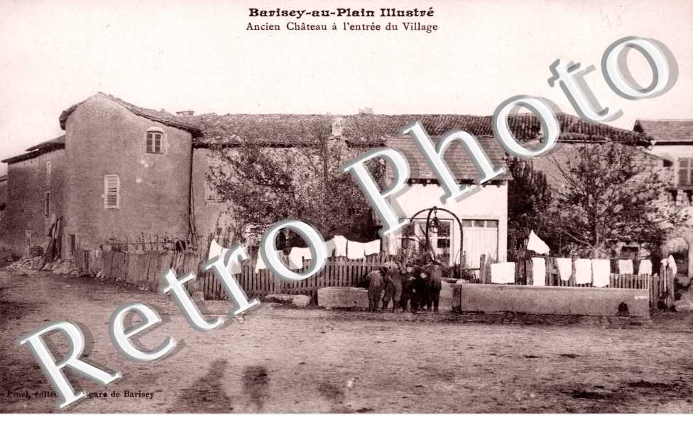 Ancien chateau a l&#039;entree du village