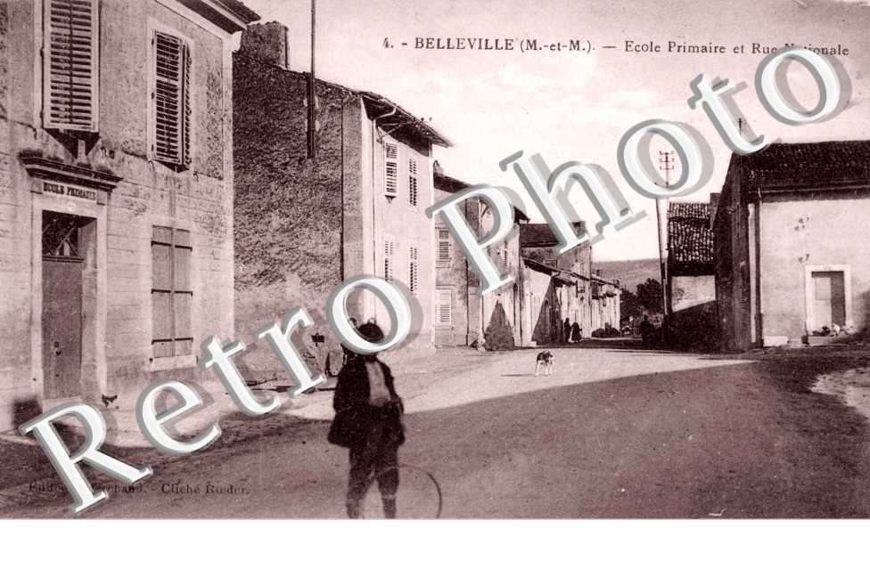 Ecole primaire et rue nationale
