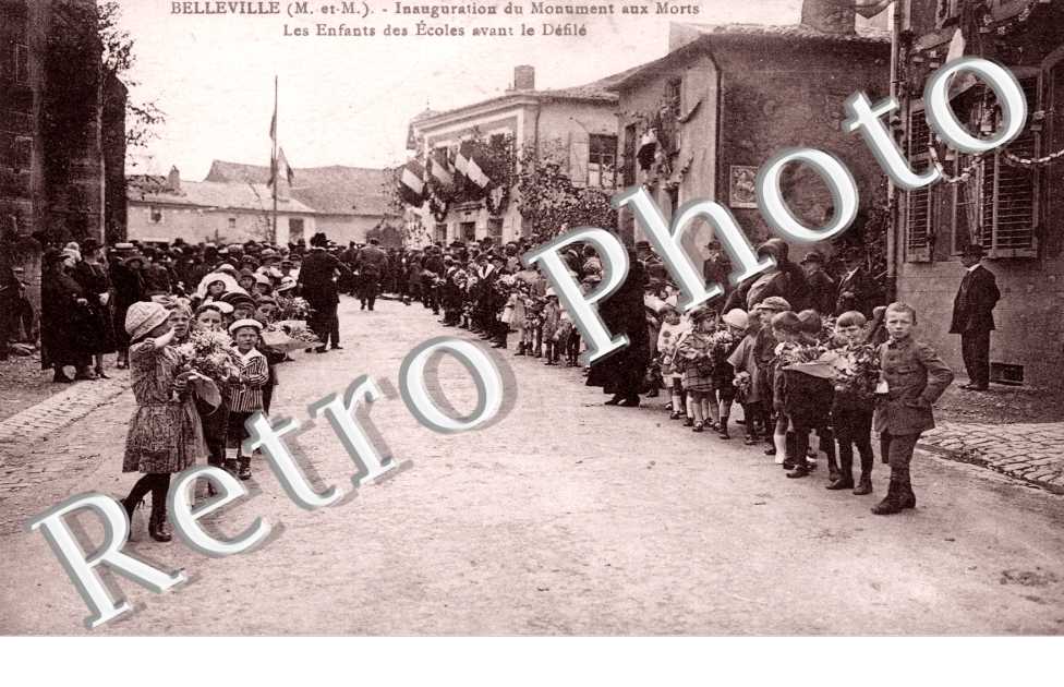Inauguration du monument aux morts - les enfants des ecoles avant le defile