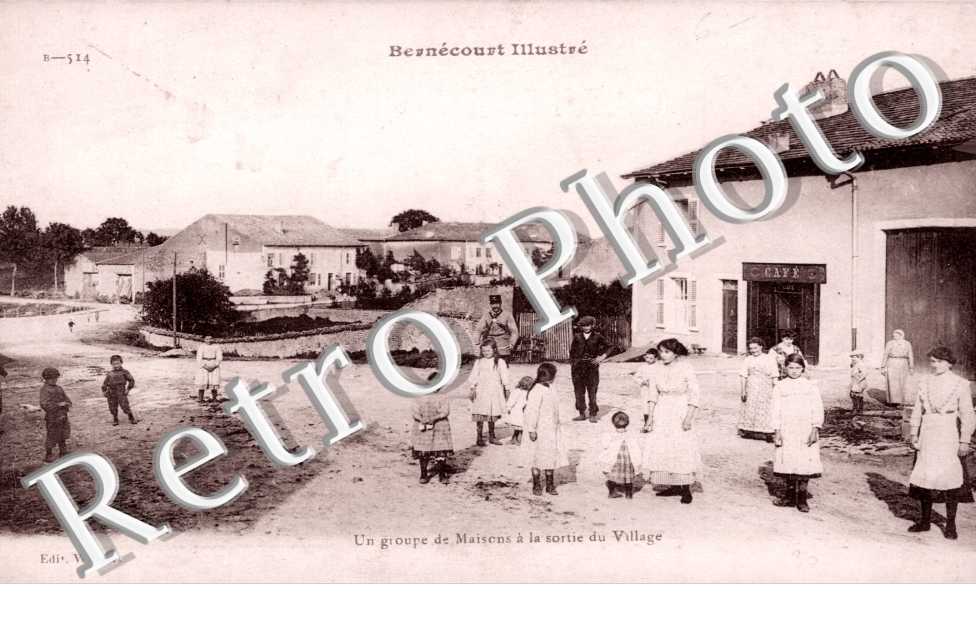 Un groupe de maisons a la sortie du village