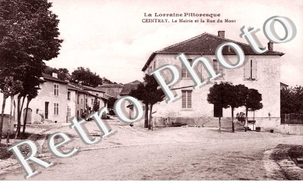 La mairie et la rue du Mont