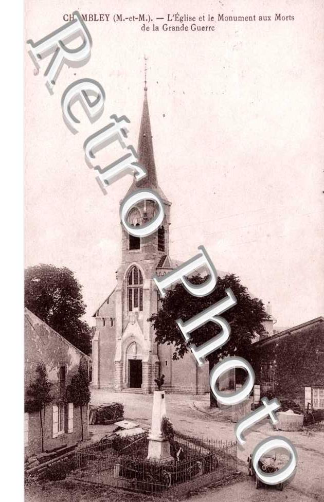 L&#039;eglise et le monument aux morts de la grande guerre