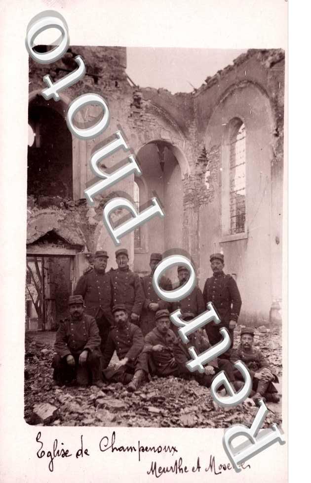 Groupe d'hommes dans des Ruines