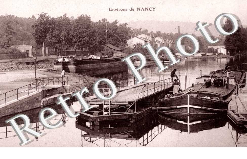 le Port, le Pont tournant sur le Canal de la Marne-au-Rhin pres de la Gare