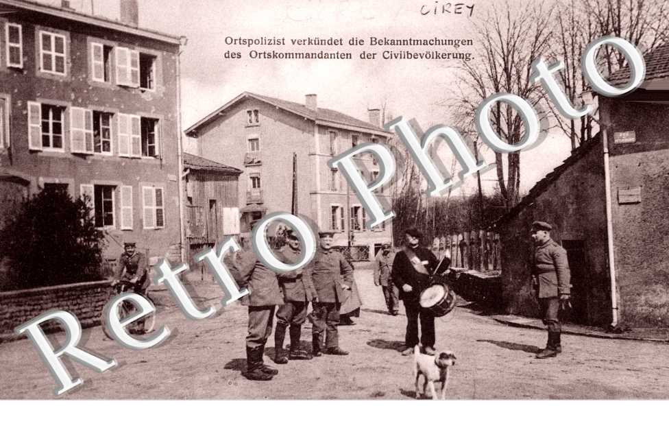 Ortspolizist verkundet die Bekanntmachungen