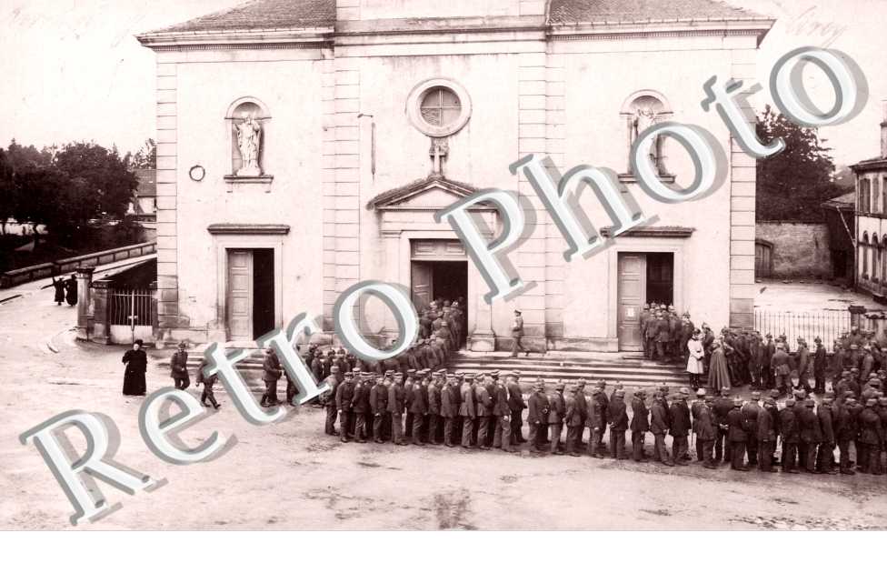 Soldats entrant dans l'Eglise