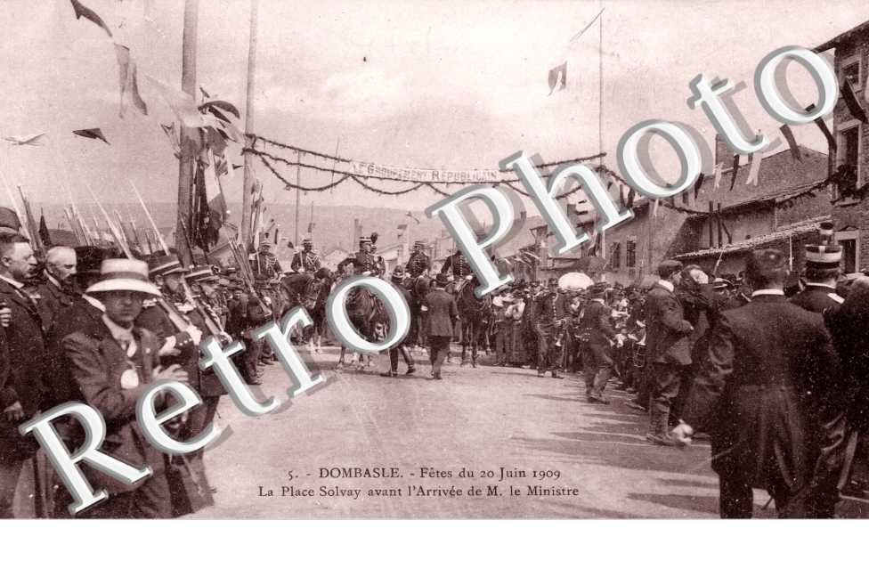 La Place Solvay avant l'arrivee de M. le Ministre