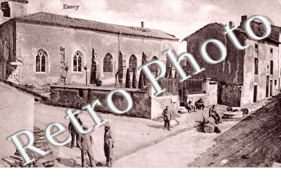 ( des soldats devant l'Eglise a Essey )
