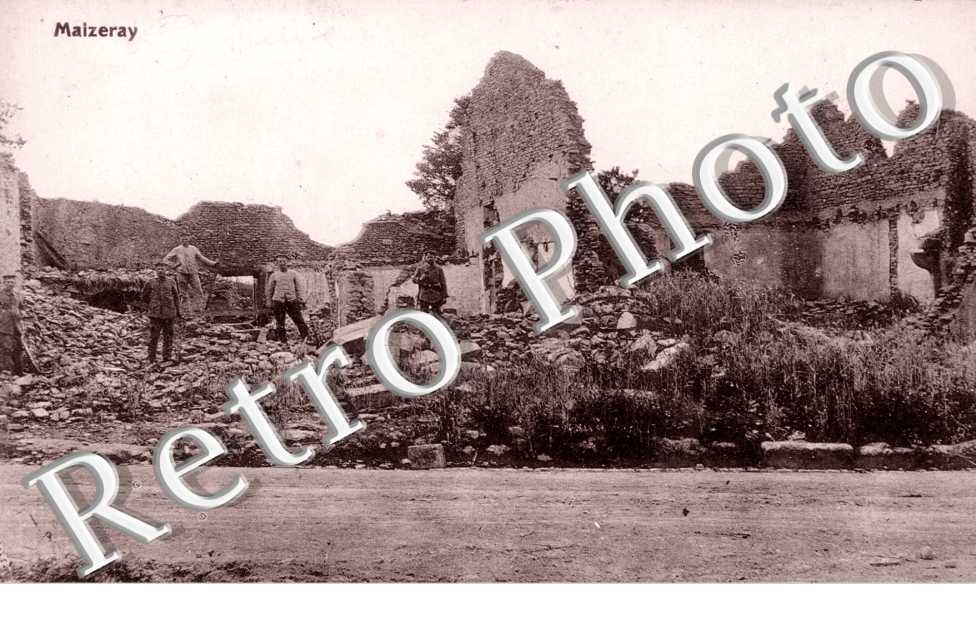 ( des soldats dans les ruines)