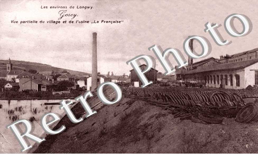 vue partielle du village et de l'usine La Francaise