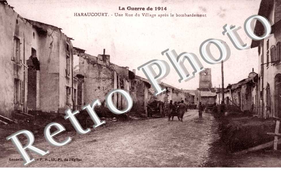 Une rue du village apres le bombardement