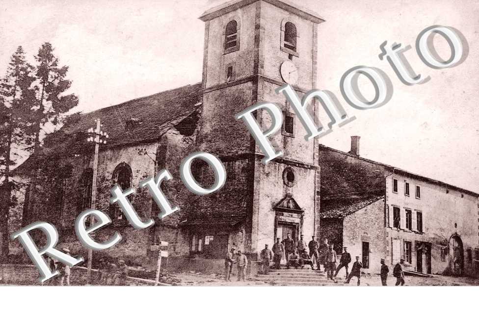 Des soldats allemands  posant devant l'Eglise en 1916