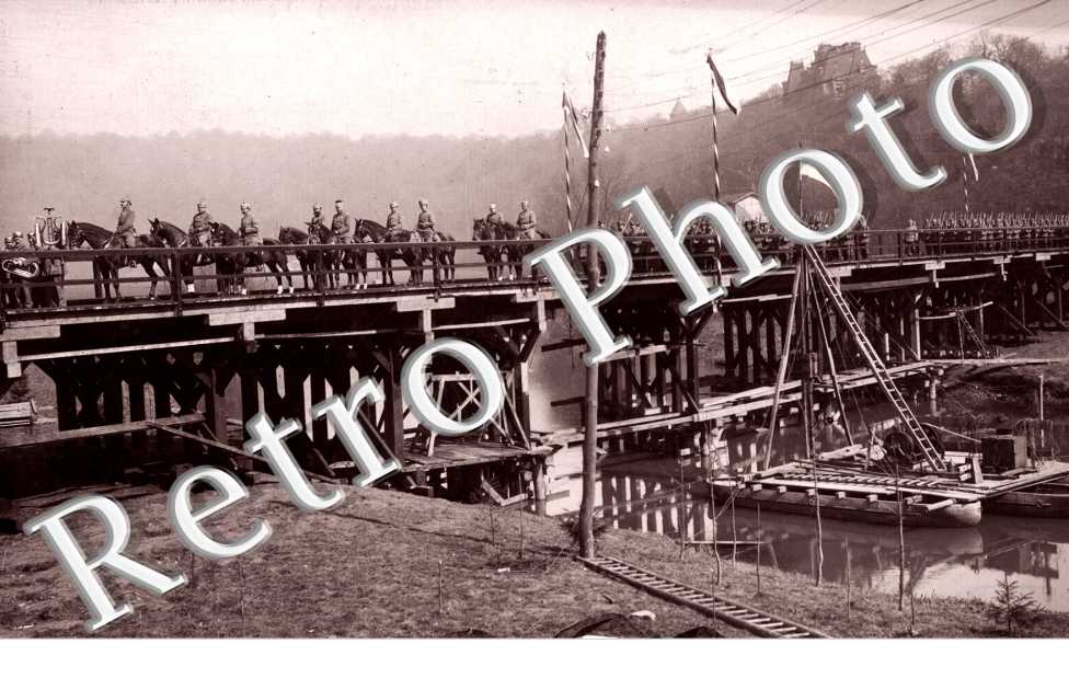 Militaire sur un pont provisoire