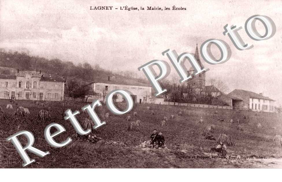 L'Eglise la Mairie les Ecoles