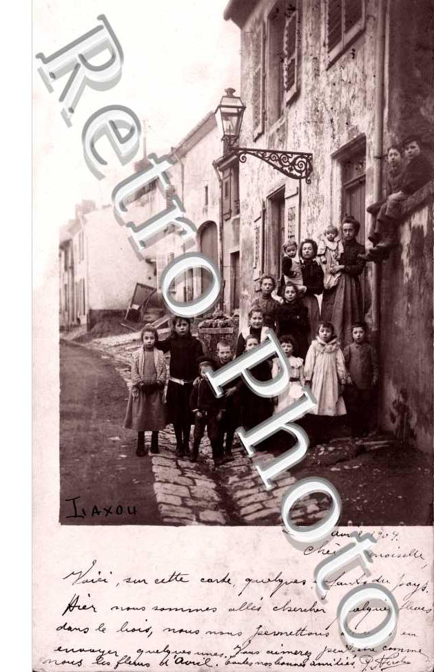( des enfants dans une rue )