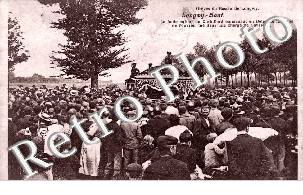 Foule autour du corbillard d'un ouvrier tue par la cavelerie