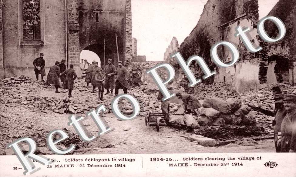 soldats deblayant le village