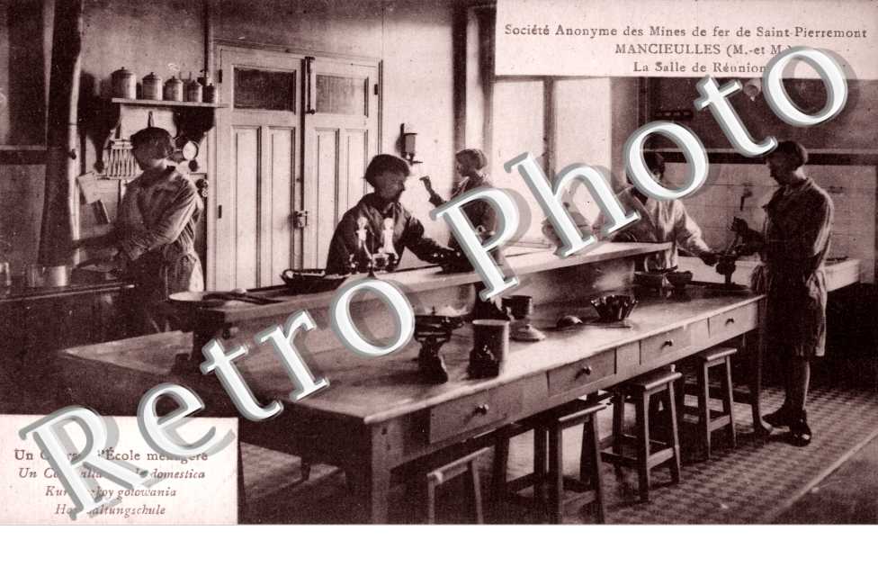 Societe anonyme des mines de fer - salle de reunion - un cours a l'ecole menagere