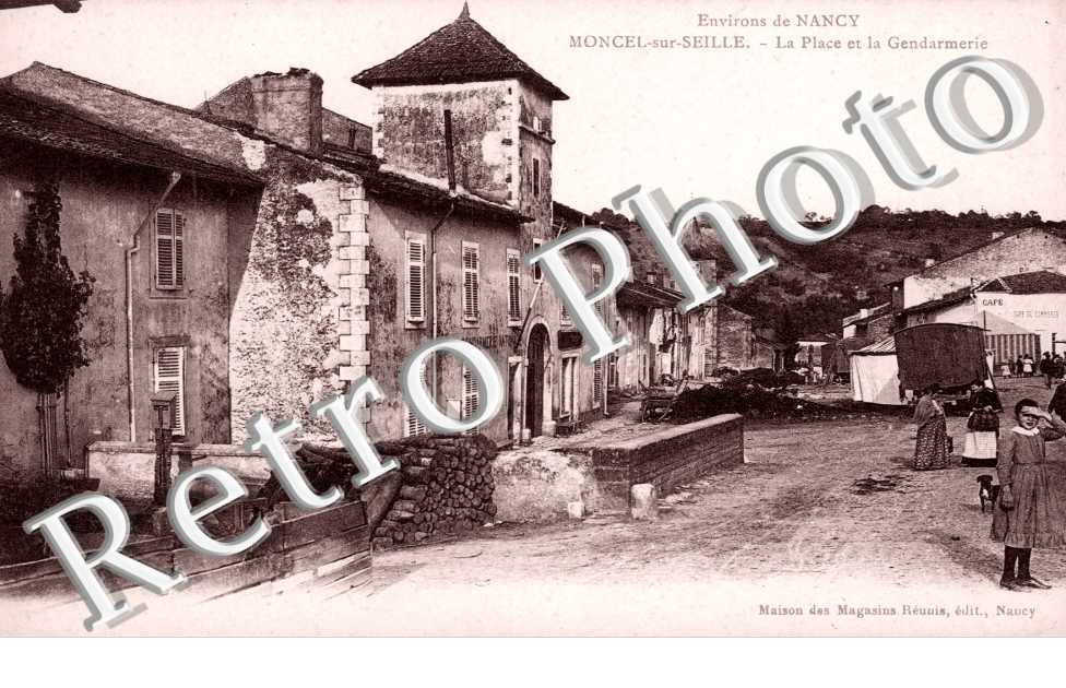 La place et la gendarmerie