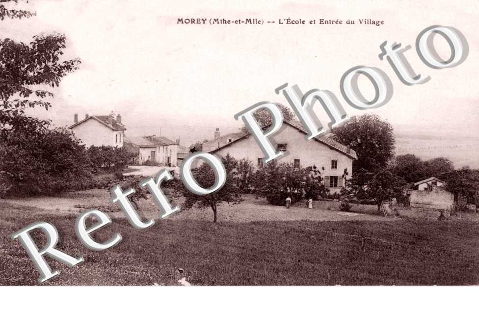 L'ecole et entree du village