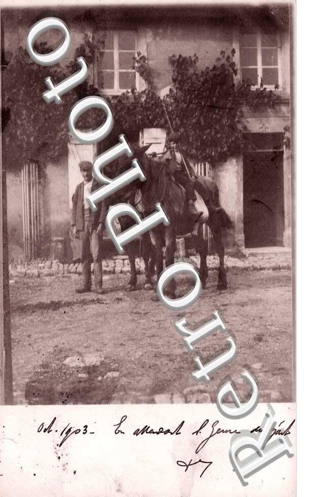 Un homme, un enfant et un Cheval devant une maison