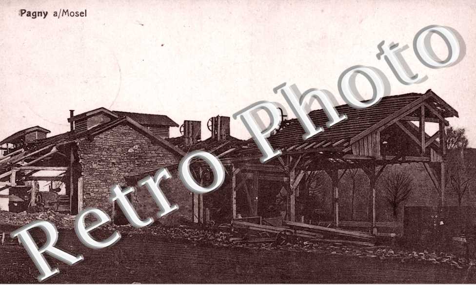 Des hangars detruits
