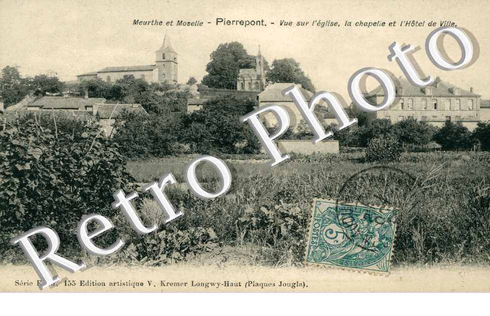 Vue sur l'eglise, la chapelle et hotel-de-ville