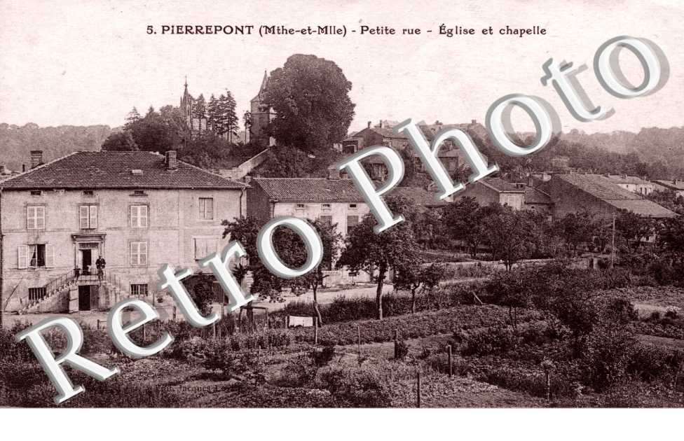 Petite rue - eglise et chapelle