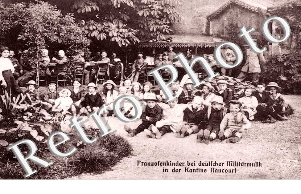 Franzolenkinder bei deutlcher militarmulik in der kantine
