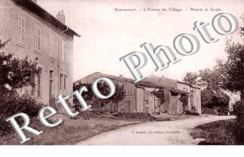 l'entree du village, mairie et ecole