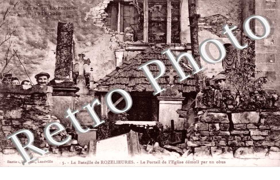 le portail de l'eglise demoli par un obus