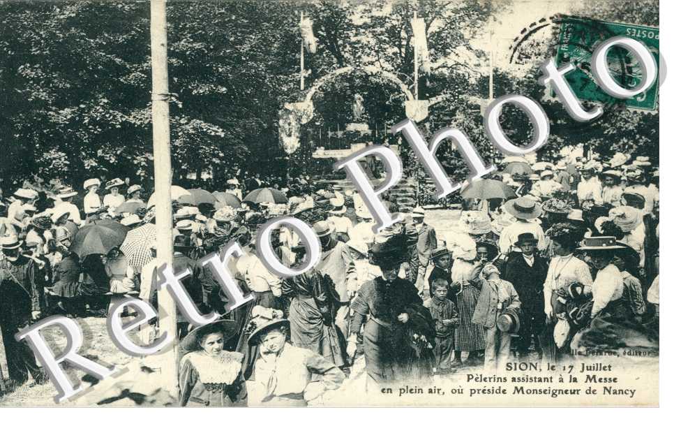 Sion, le 17 juillet - pelerins a la messe en plein air ou preside Monseigneur de Nancy (religion)