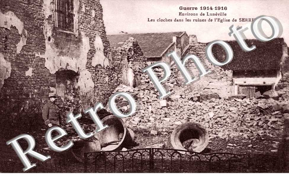 Les Cloches dans les ruines de l'Eglise
