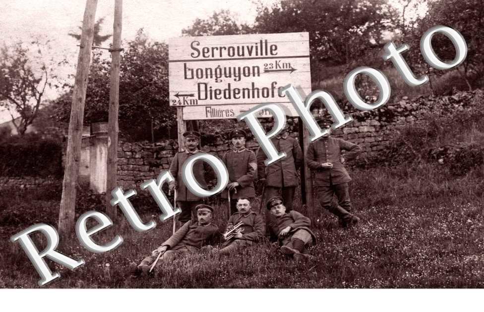 ( des soldats devant un panneau directionnel )