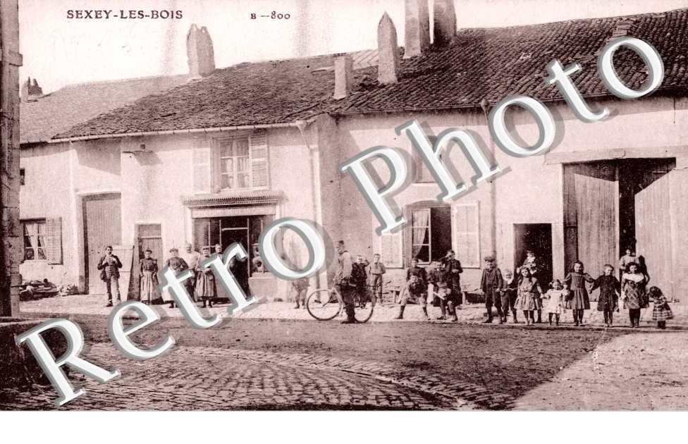 ( une rue du village )