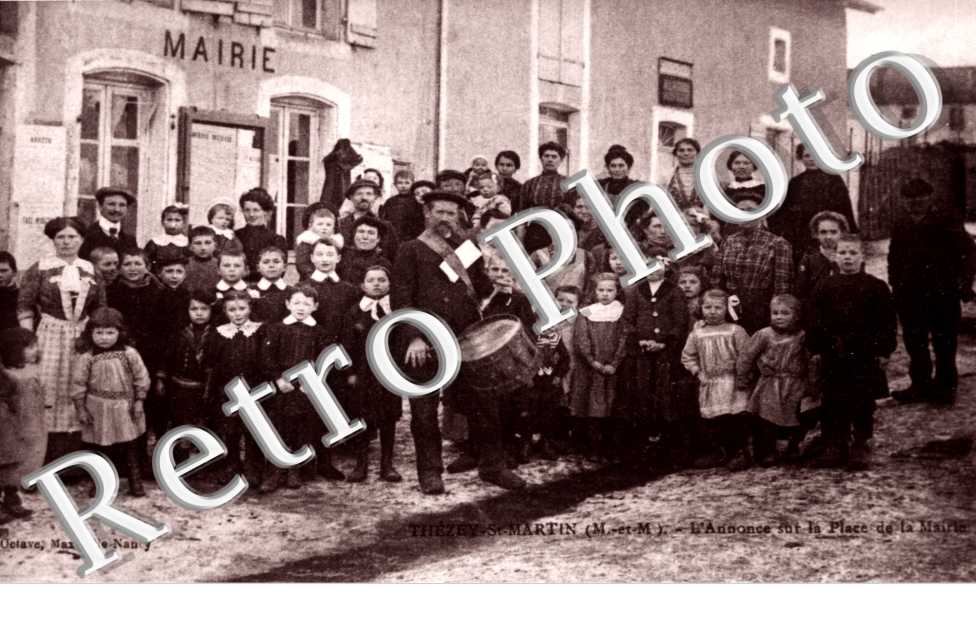 l'annonce sur la place de la mairie