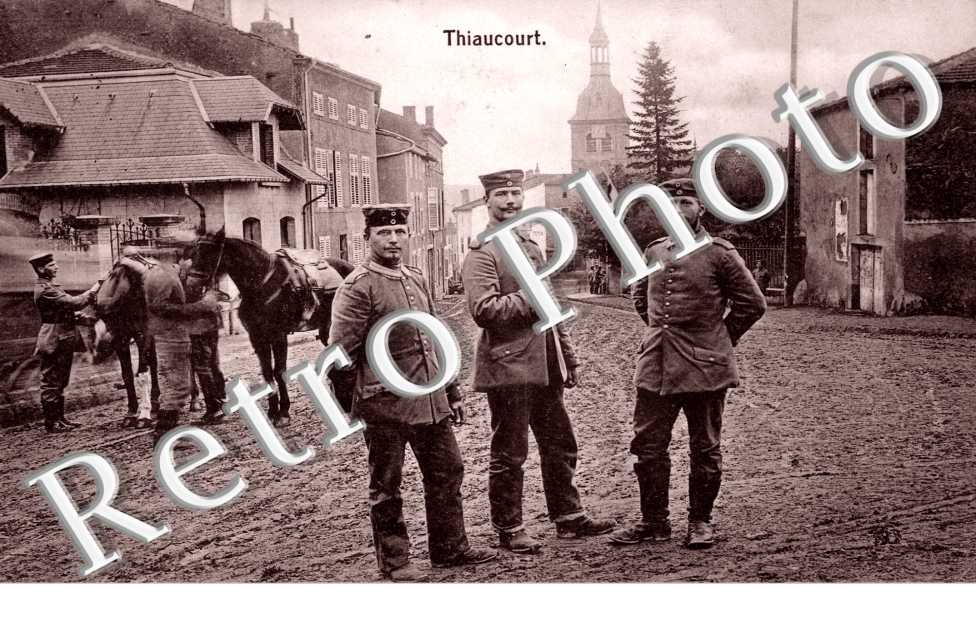 Une rue et Militaires