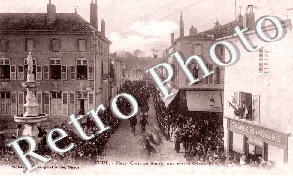 Place Croix-en-Bourg, une entree solennelle