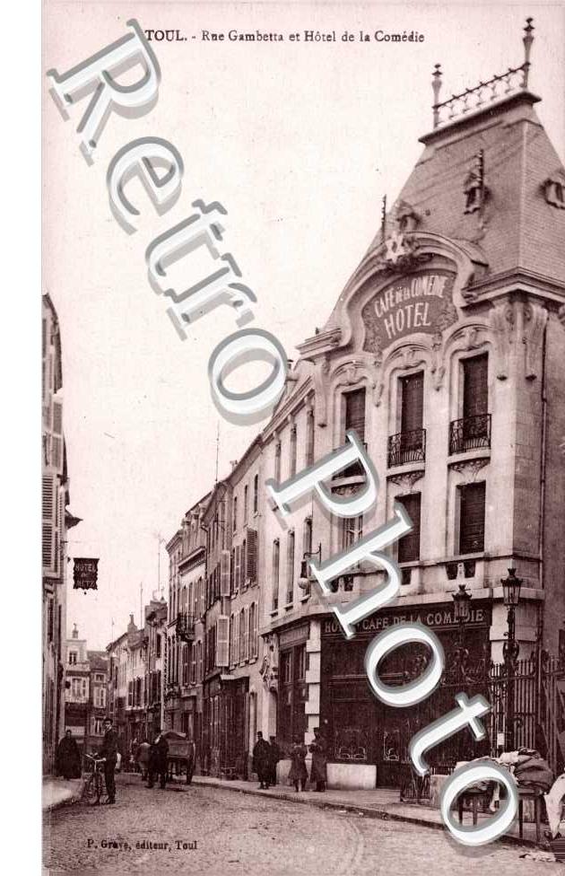 Rue Gambetta et hotel de la Comedie